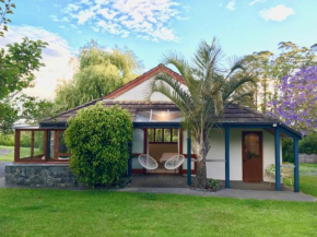 Under the Palm - charming cottage in country garden Kerikeri